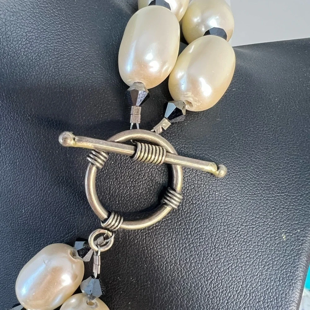 Beautiful Faux Pearl Glass Necklace w/Toggle Clasp 17” D11